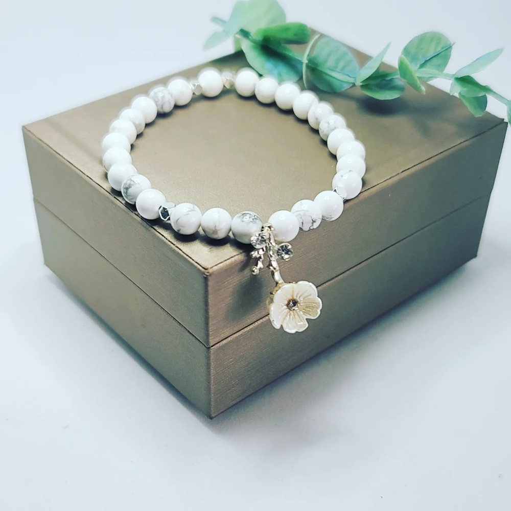 Howlite Rhinestones flower charm bracelet